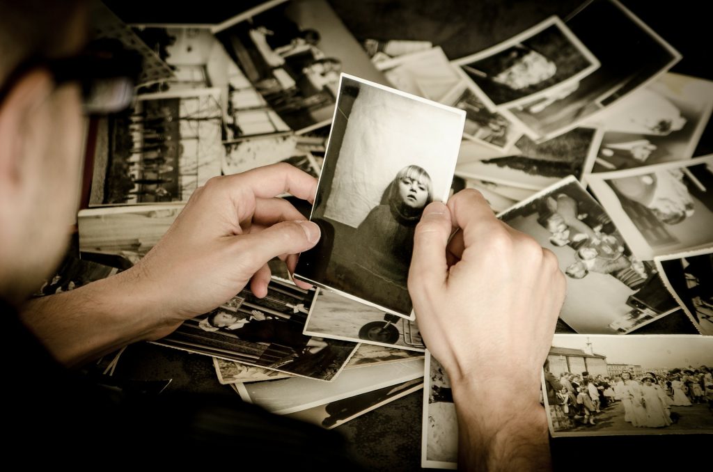 woman_holding_photo